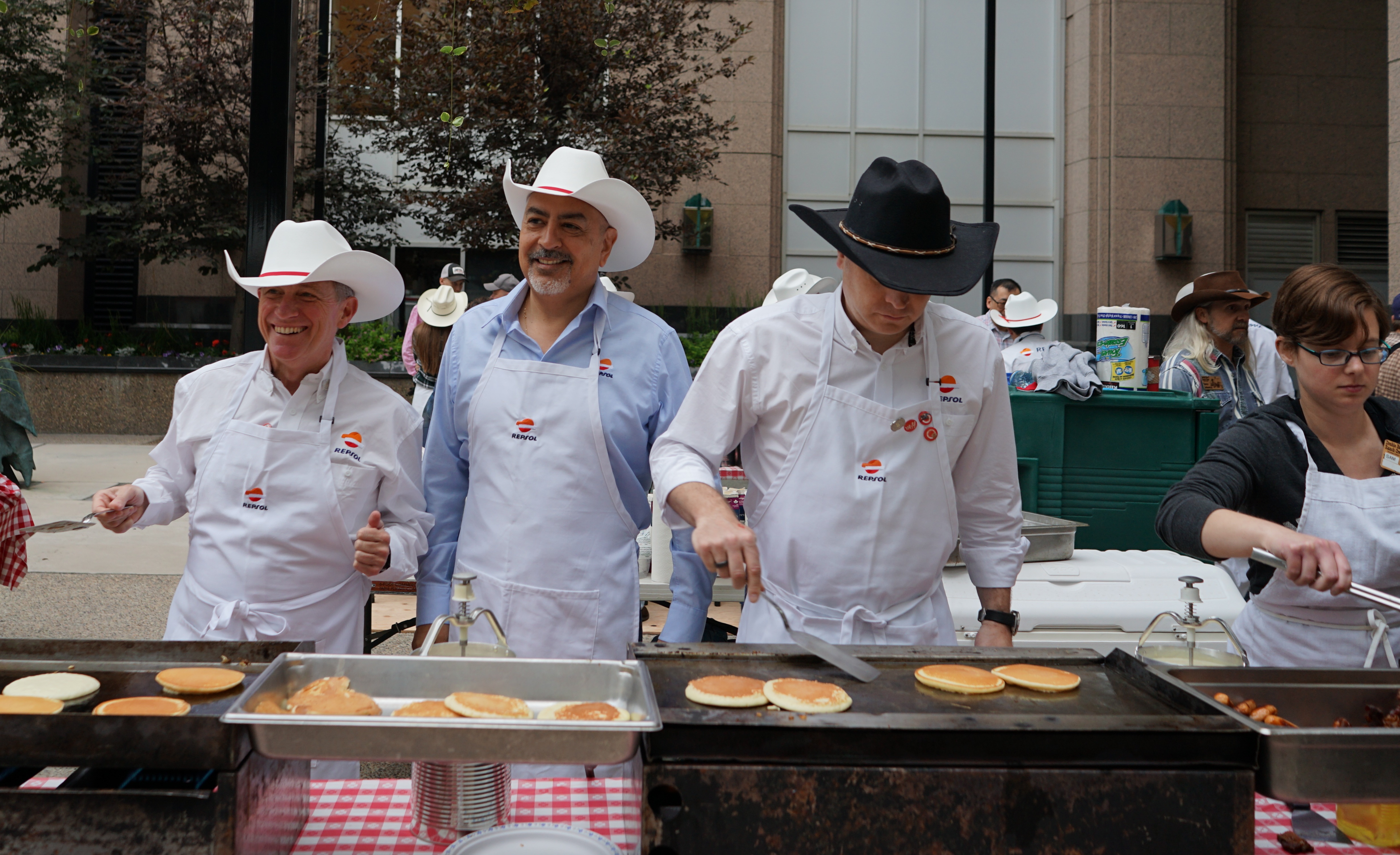 Des salariés de Repsol préparent un petit-déjeuner de pancakes pour leur communauté typique de Calgary (stampede breakfast) en juillet 2019. © Repsol