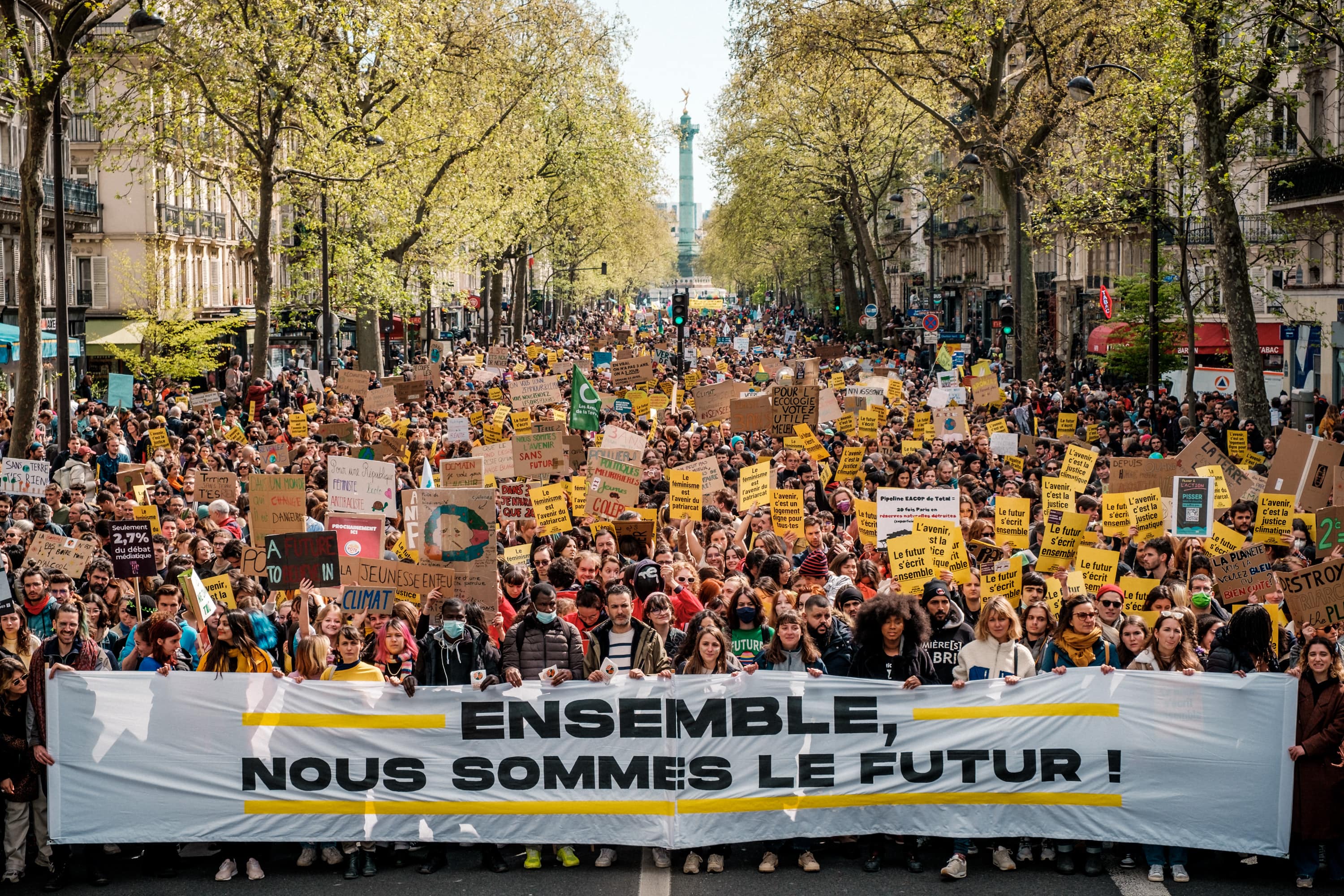 Le 9 avril 2022, les collectifs La Vérité pour Adama et Nous Toutes ont appelé à « marcher pour le futur » et notamment pour la justice, le climat, l’égalité et la paix. © Basile Mesré-Barjon / Photothèque des Amis de la Terre