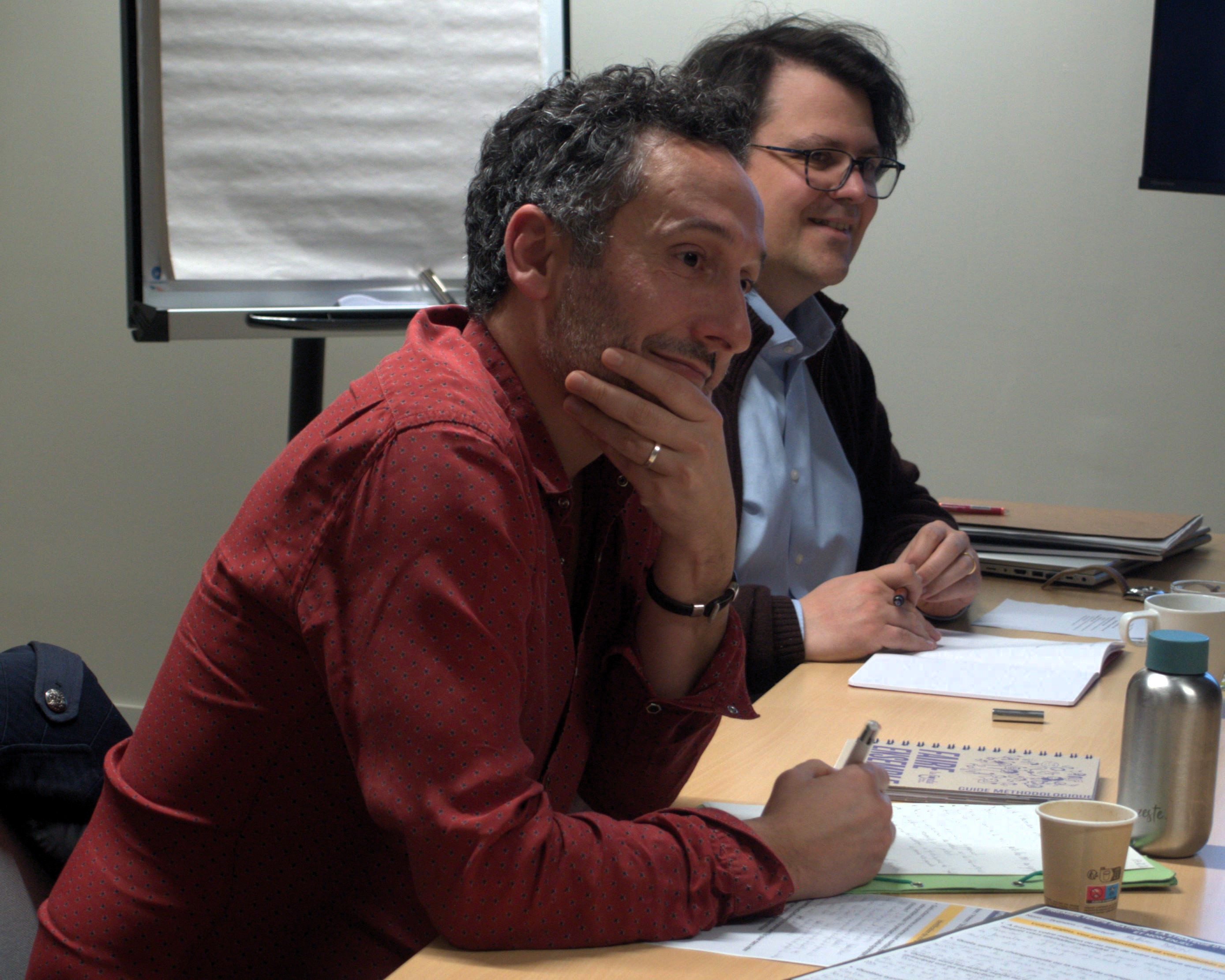 Matthieu Davin et Bastien Engelbach lors de la première journée de formation  Faire Ensemble de la Fonda le 17 décembre 2024 à Paris © Anna Maheu/La Fonda