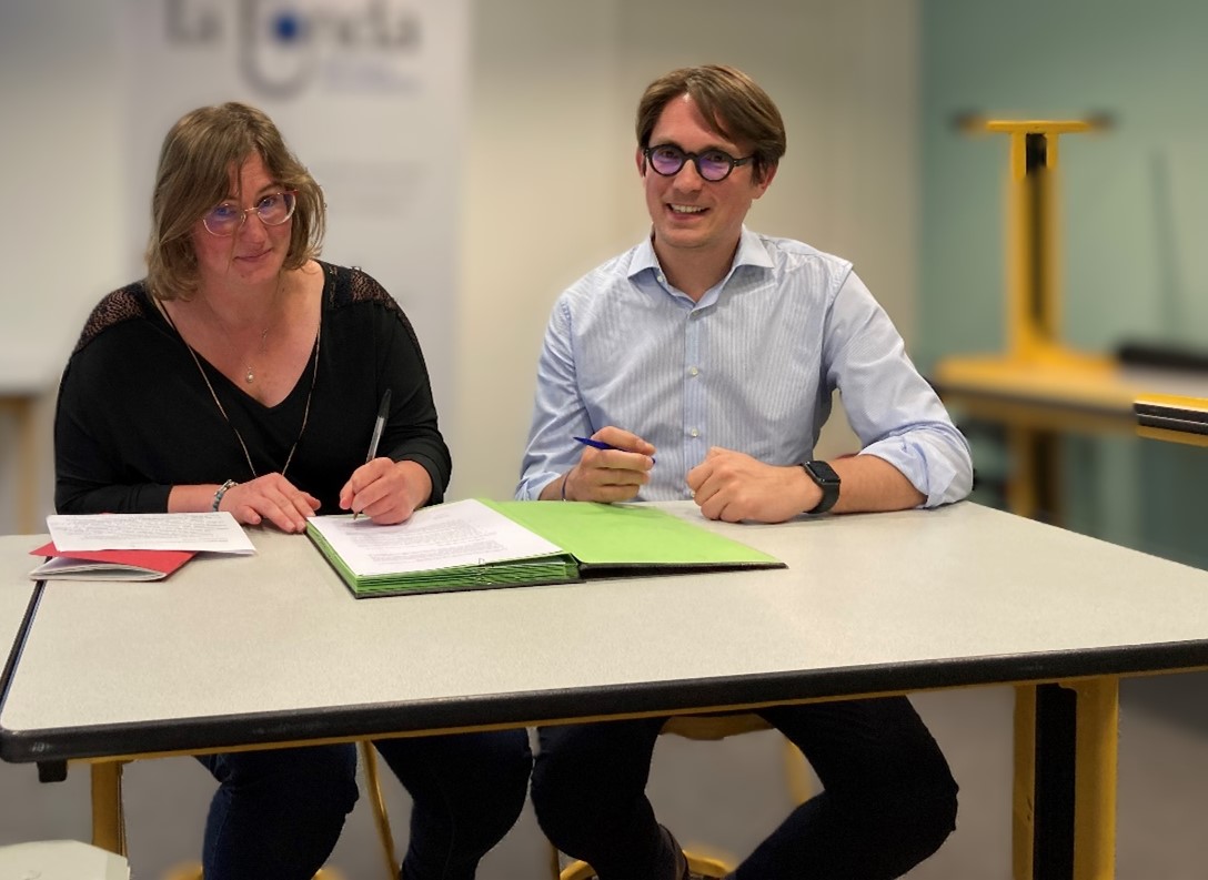 Signature de la convention de partenariat entre la Fonda et le RNMA autour de l’expérimentation « Structurer les coopérations pour résoudre les défis des territoires » lors de son assemblée générale le 12 mai 2022 © La Fonda