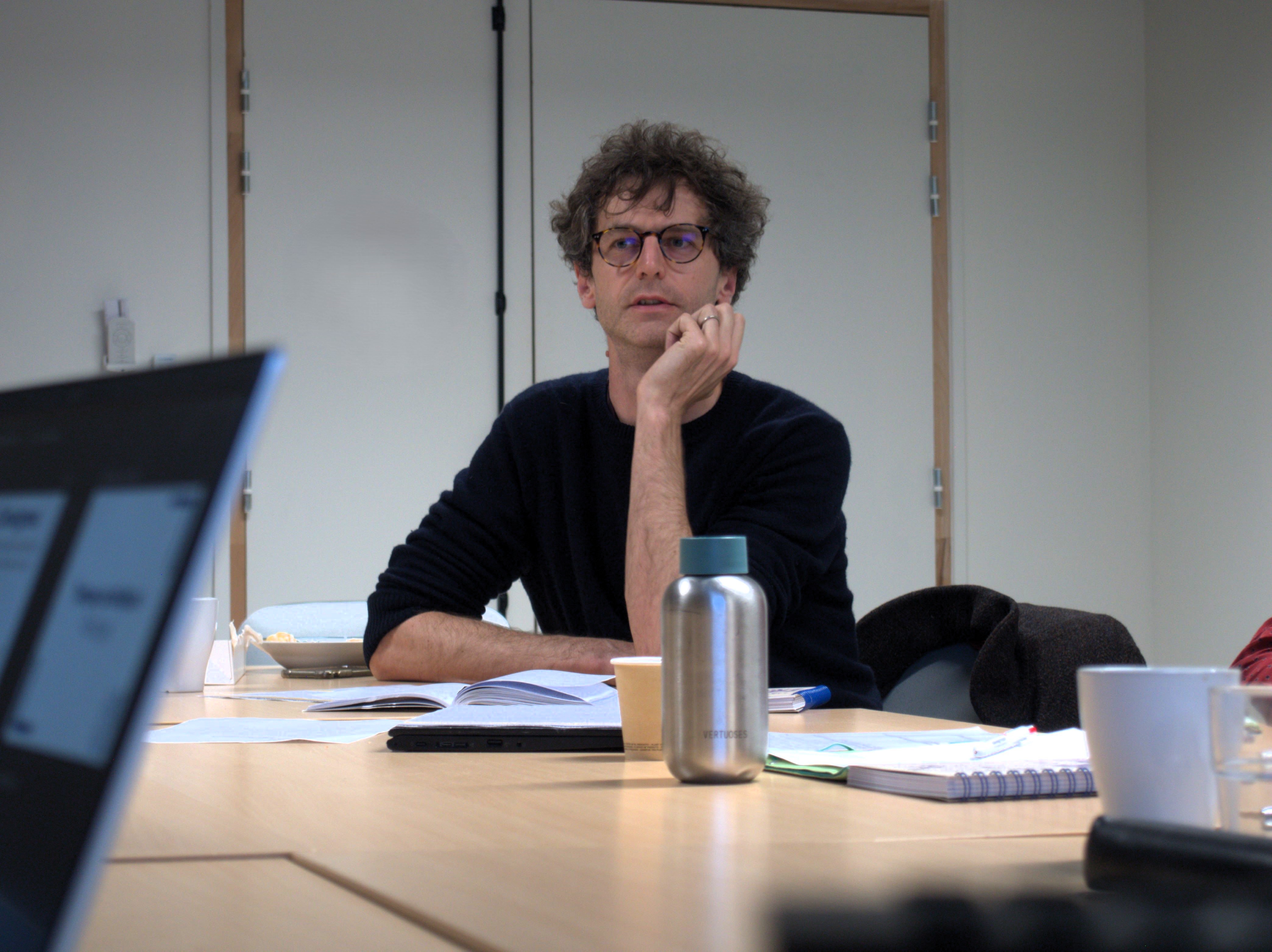 Adrien Nachury lors de la première journée de formation Faire Ensemble de la Fonda  le 17 décembre 2024 à Paris © Anna Maheu/La Fonda