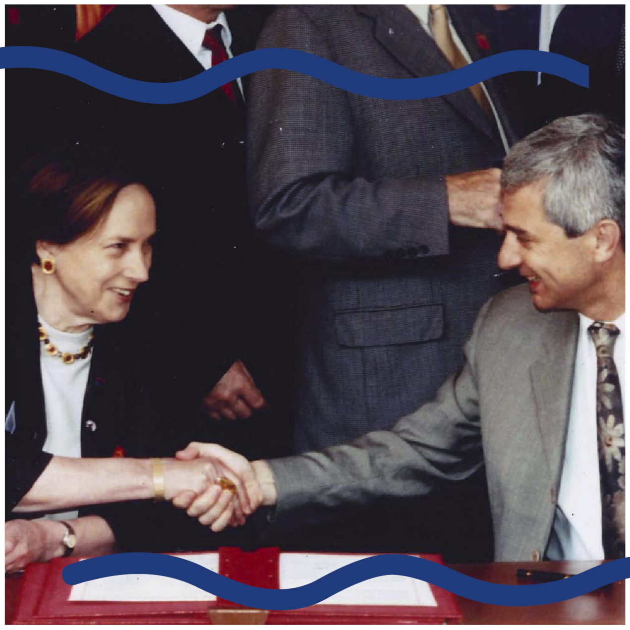 Signature de la Charte d’engagements réciproques entre les coordinations associatives et l’État par Jacqueline Mengin, présidente de la Fonda, et Claude Bartolone le 1er juillet 2001 © La Fonda