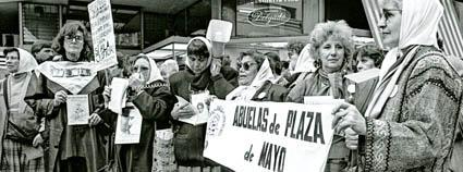 « Entre les années 1960 et 1980, la société argentine a connu un processus de dissolution de la société civile au sein  de la politique. »