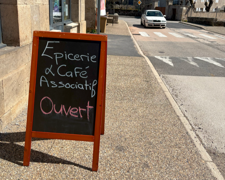 « Dans les commerces citoyens, les habitants participent à construire les villages dans lesquels ils vivent. »